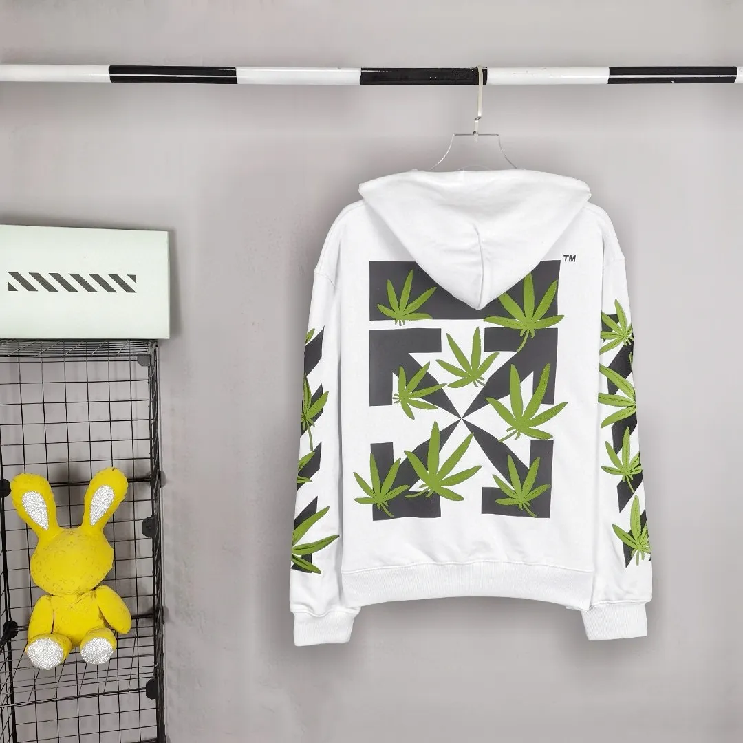 [New Style] 22SS top version OFFWHITE OW lucky leaves embroidery printed same style trendy pure cotton loose autumn and winter hooded sweatshirt for male and female couples. This year's environmentally friendly series is indeed interesting, all centered around plants. The combination of lucky leaves and arrows has a slightly fresh and artistic style. The front panel printing uses Tajima embroidery printing and superimposed embroidery technology, with a yellow background, a second layer of blue, and the last layer is purple OFF. The embroidery is raised and has a tactile feel. The arrows on the back are made using imported glue technology and then put on the embroidery machine. The printing is realistic and full. Ye Jing's expression is very obvious. Customized three-label auxiliary materials to perfectly restore ZP.  Color: black and white Size: XS-L P:430